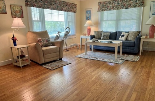 Marshallberg Casa | Cozy Cottage in quiet neighborhood not far from beaches