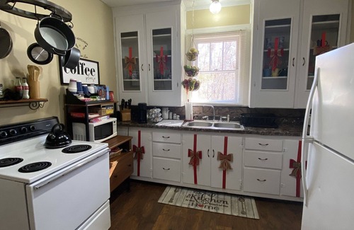 Belden Cabaña | Cozy Cottage in the country, Pet Friendly. 2.8 mil from Tupelo Furniture Market