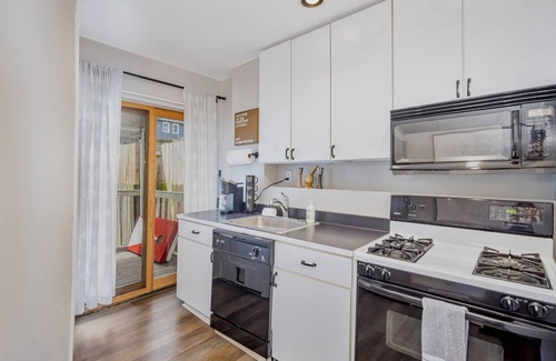 Roselawn Finance Cabaña | Cozy Cottage In The Heart Of Hyde Park 1 Bedroom Home by RedAwning