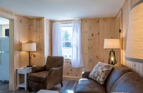 Freeport Cabaña | Cozy Cottage in the heart of Freeport - 5 minute walk to outlets