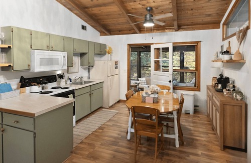 Gills Rock Cabaña | Cozy Cottage in the woods of Northern Door County