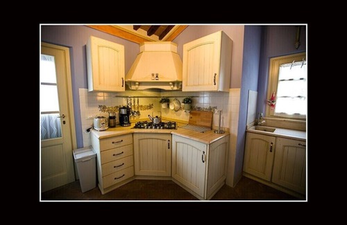 Chianni Cabaña | Cozy cottage in Tuscan hill village with free parking and AC