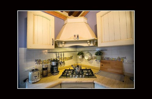 Chianni Cabaña | Cozy cottage in Tuscan hill village with free parking and AC
