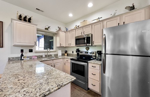 Camdenton Cabaña | Cozy cottage inside the Premier Old Kinderhook Golf Resort