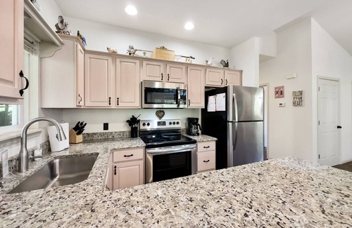 Camdenton Cabaña | Cozy cottage inside the Premier Old Kinderhook Golf Resort