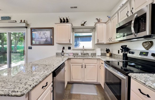 Camdenton Cabaña | Cozy cottage inside the Premier Old Kinderhook Golf Resort