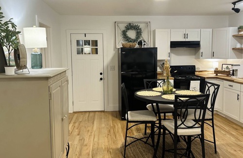 Milledgeville Cabaña | Cozy cottage just steps away from Downtown Milledgeville!!