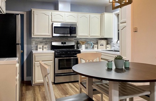 Lake Elsinore Cabaña | Cozy Cottage - Less than 5 min walk to Lake & 20 min drive to Downtown Temecula!