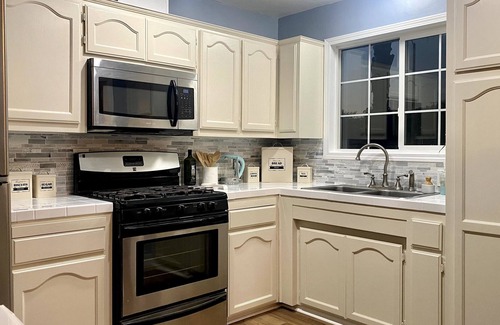 Lake Elsinore Cabaña | Cozy Cottage - Less than 5 min walk to Lake & 20 min drive to Downtown Temecula!
