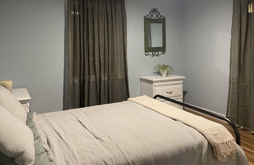 Lake Elsinore Cabaña | Cozy Cottage - Less than 5 min walk to Lake & 20 min drive to Downtown Temecula!