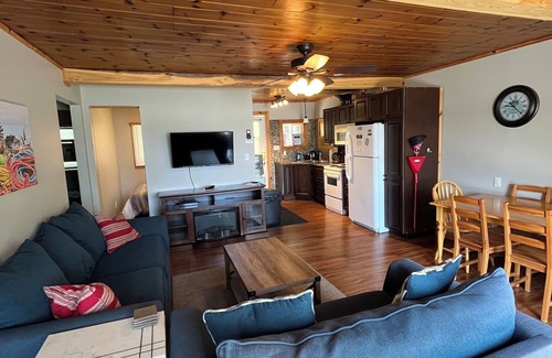 Tobermory Cabaña | Cozy cottage located on Cameron Lake in beautiful Bruce Peninsula