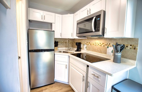 Englewood Cabaña | Cozy Cottage - Minutes from Beaches and Historic Dearborn St!