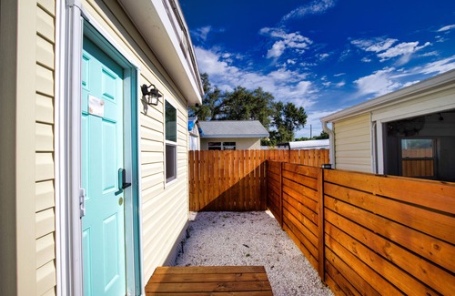 Englewood Cabaña | Cozy Cottage - Minutes from Beaches and Historic Dearborn St!