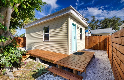 Englewood Cabaña | Cozy Cottage - Minutes from Beaches and Historic Dearborn St!
