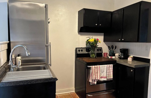 Indian River Bluff Cabaña | Cozy cottage minutes from beaches, historic downtown, and vibrant arts district!