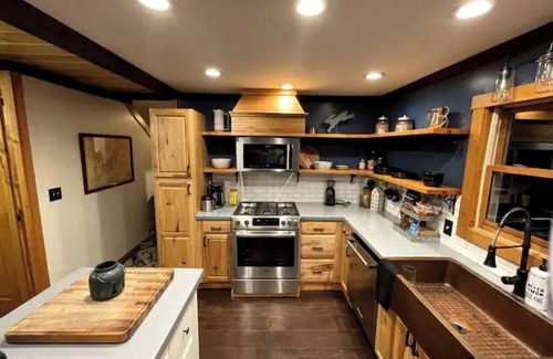 Snowshoe Cabina | Cozy Cottage - Minutes from Snowshoe Ski Resort!