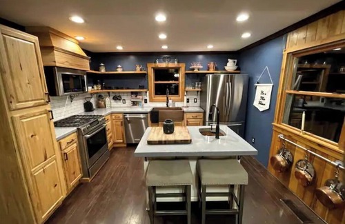 Snowshoe Cabina | Cozy Cottage - Minutes from Snowshoe Ski Resort!