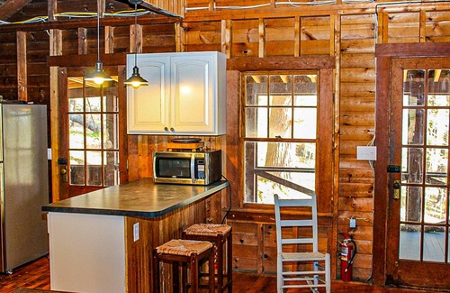 Moultonborough Cabaña | Cozy cottage near Lake Kanasatka with kayaks , dog-friendly