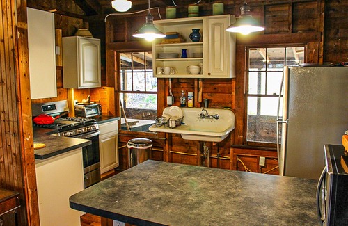 Moultonborough Cabaña | Cozy cottage near Lake Kanasatka with kayaks , dog-friendly