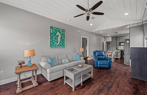 Port St. Joe Cabaña | Cozy cottage near beach - Pet Friendly with large fenced yard