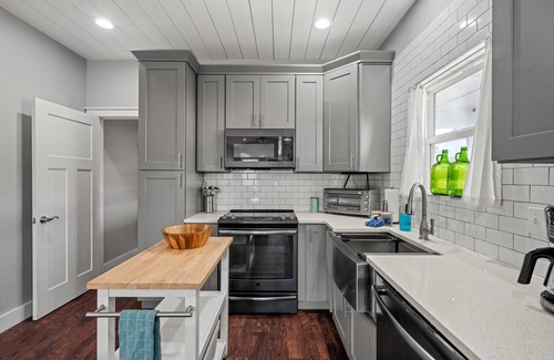 Port St. Joe Cabaña | Cozy cottage near beach - Pet Friendly with large fenced yard