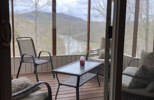 Byrdstown Cabaña | Cozy Cottage near Dale Hollow Lake