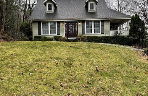 Saluda Casa | Cozy Cottage nestled in the forest. 2 Minutes to downtown Saluda.