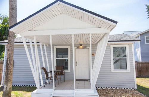 Jacksonville Beach Casa | Cozy Cottage only 4 Blocks from the Ocean