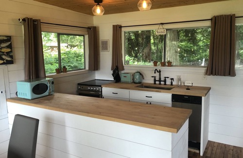 Lake Morton-Berrydale Casa | Cozy Cottage on a LAKE!