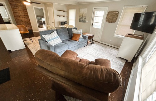 Kendall Casa | Cozy Cottage on Gravel Lake, WMU, Wine Trail, Kayaks