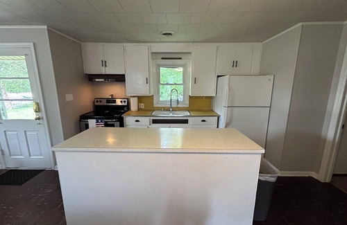 Kendall Casa | Cozy Cottage on Gravel Lake, WMU, Wine Trail, Kayaks