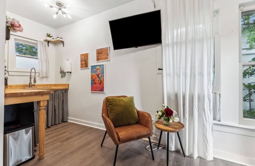Ryan Place Cabaña | Cozy cottage on Historical Blvd & Famous walking trail. Very Safe neighborhood