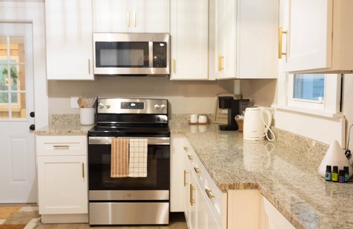 New Albany Casa | Cozy Cottage on Spring---Centrally Located and 10 mins from downtown Louisville