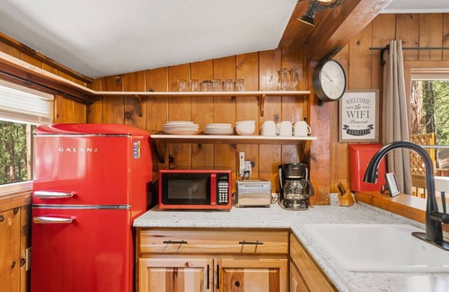 Idyllwild Cabina | Cozy Cottage, on the creek w/ hot tub!