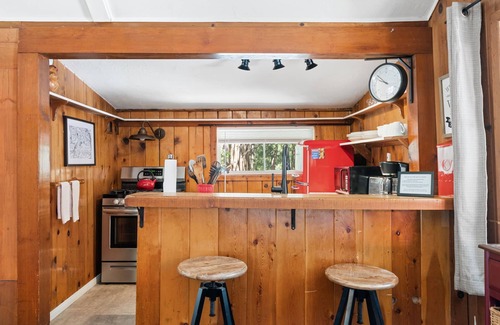 Idyllwild Cabina | Cozy Cottage, on the creek w/ hot tub!