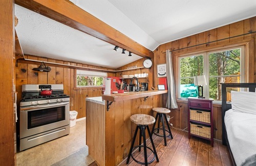 Idyllwild Cabina | Cozy Cottage, on the creek w/ hot tub!