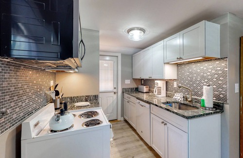 Hulls Cove Casa | Cozy cottage on the coast with deck, enclosed yard & kitchen - perfect location