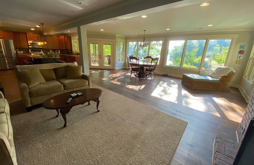 Flowery Branch Casa | Cozy Cottage on the Lake