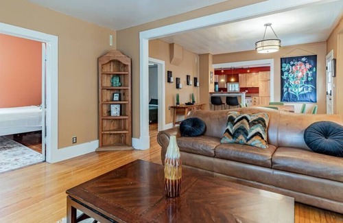 Urbana Casa | Cozy Cottage on Webber - Trautman STR
