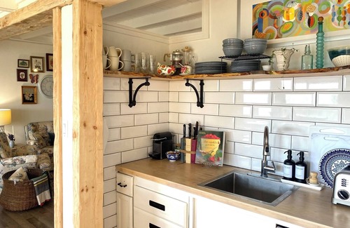 Kingsville Cabaña | Cozy Cottage panoramic Lake Erie views 15 minutes to Point Pelee. Pet Friendly.