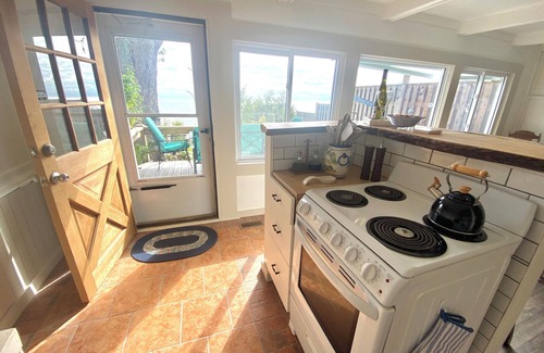 Kingsville Cabaña | Cozy Cottage panoramic Lake Erie views 15 minutes to Point Pelee. Pet Friendly.