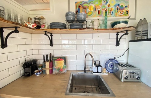 Kingsville Cabaña | Cozy Cottage panoramic Lake Erie views 15 minutes to Point Pelee. Pet Friendly.