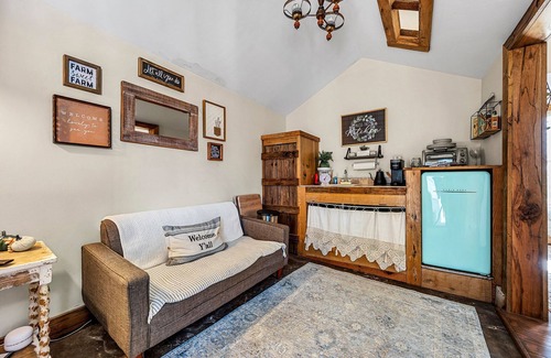 Sevierville Cabaña | Cozy Cottage Perfect for Couples Getaway near the Smoky Mountain, Dollywood & PF