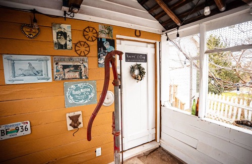 Sevierville Cabaña | Cozy Cottage Perfect for Couples Getaway near the Smoky Mountain, Dollywood & PF