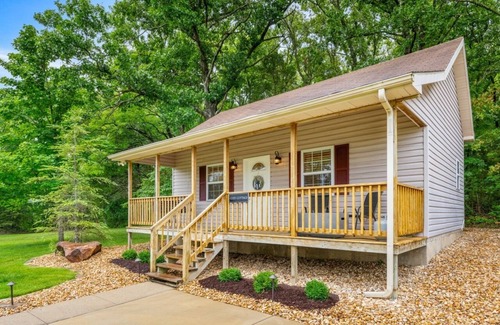 Branson Cabaña | Private Hot Tub and Fire Pit - COZY COTTAGE