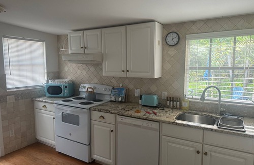 Hobe Sound Cabaña | Cozy cottage retreat walking/biking distance to downtown Hobe Sound and Beach