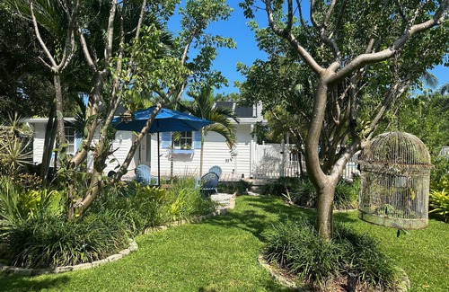 Hobe Sound Cabaña | Cozy cottage retreat walking/biking distance to downtown Hobe Sound and Beach