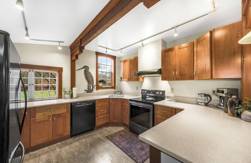 Olympia Cabaña | Cozy Cottage Retreat w/ Open Air Bath house, one minute walk to Squaxin Park
