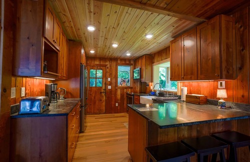 Northport Cabaña | Cozy Retreat Cottage con Sandy Beach en Grand Traverse Bay