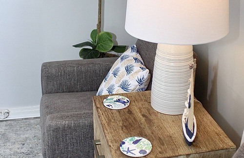 Olcott Cabaña | Cozy cottage steps away from beautiful Lake Ontario!